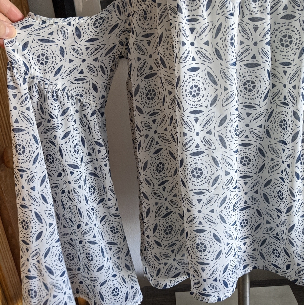 {Abercrombie & Fitch} Top Size Medium - Picture 3 of 8